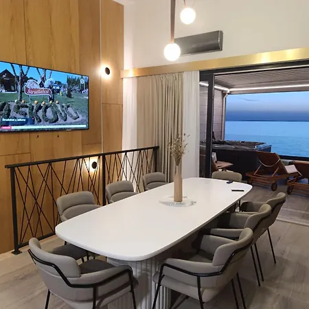 Beachfront Penthouse Pearl