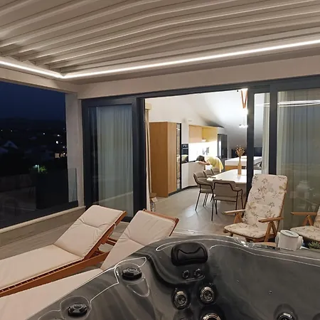 Beachfront Penthouse Pearl *